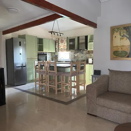 Loftelia Escape - Between Delphi And Galaxidi * Ιτέα